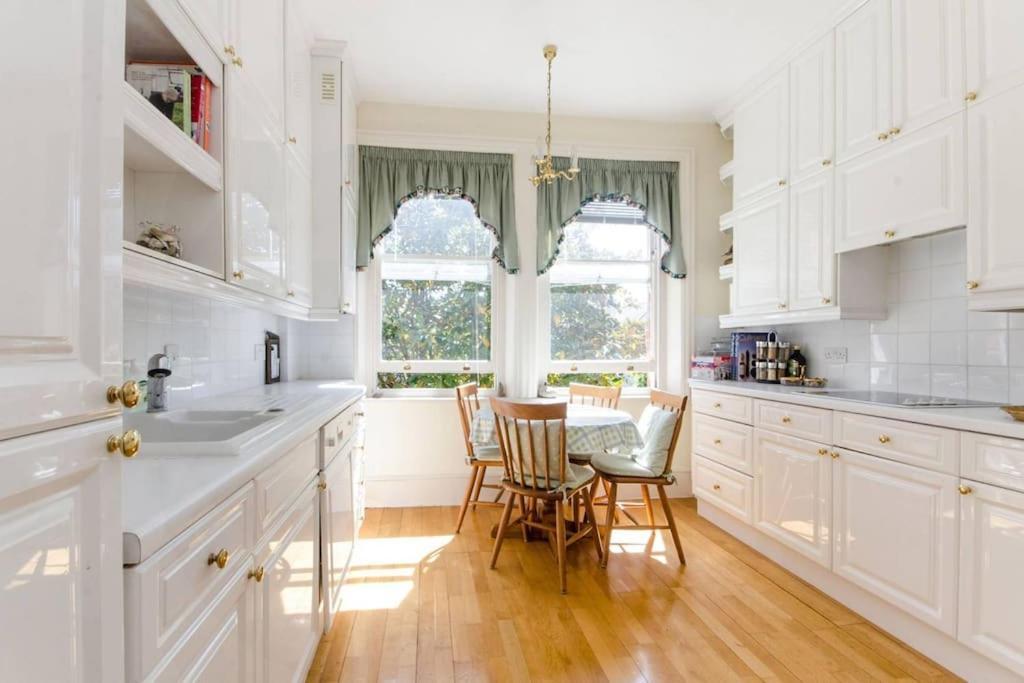 Large 3 Bed Flat In Central Wimbledon Londra Esterno foto