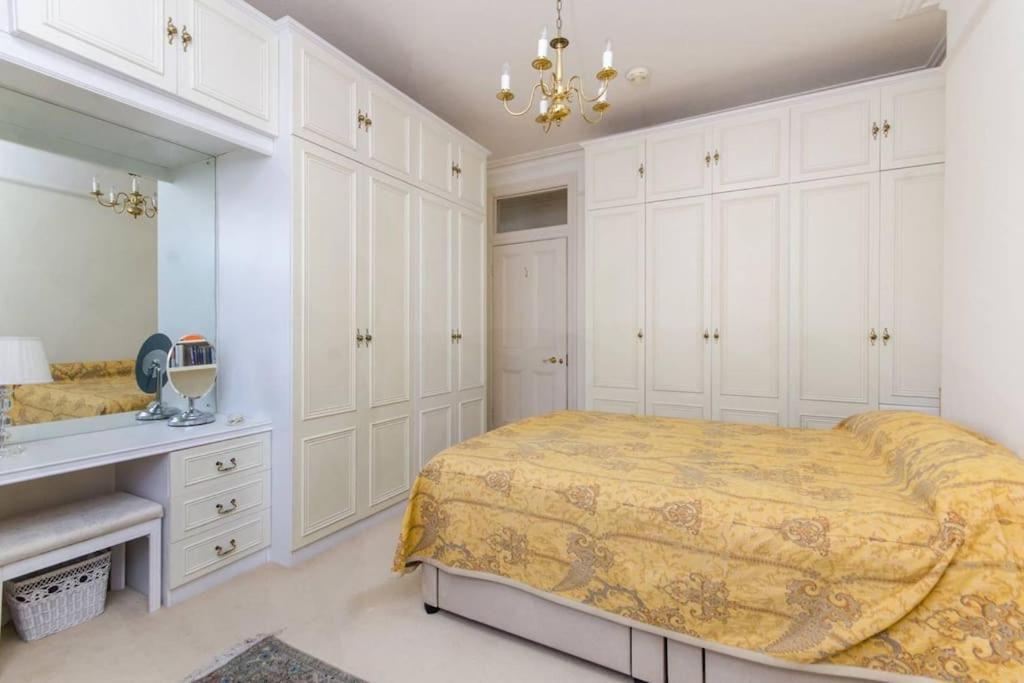 Large 3 Bed Flat In Central Wimbledon Londra Esterno foto