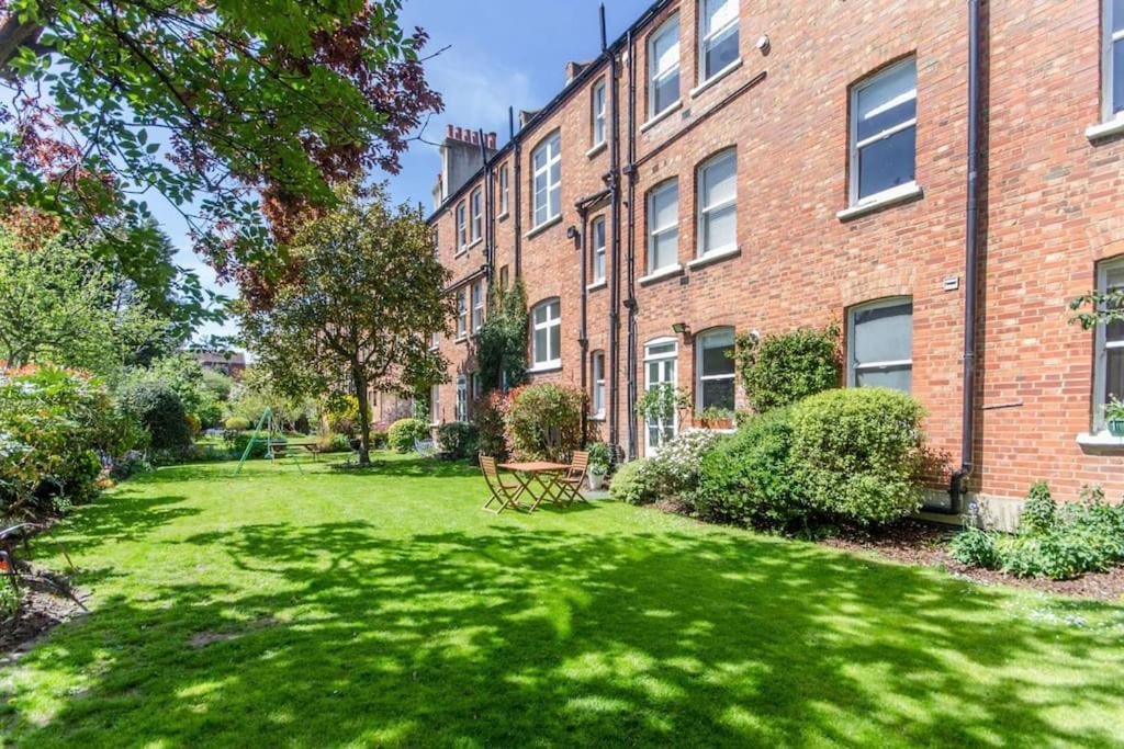Large 3 Bed Flat In Central Wimbledon Londra Esterno foto